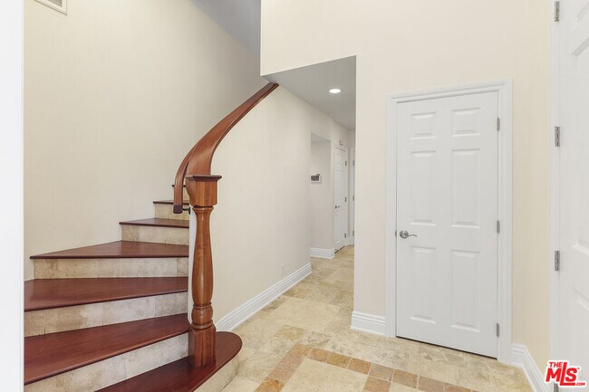 Building Photo - 473 N Robinwood Dr