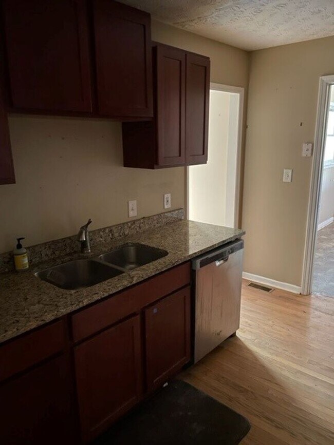 Building Photo - 468 Davis Rd