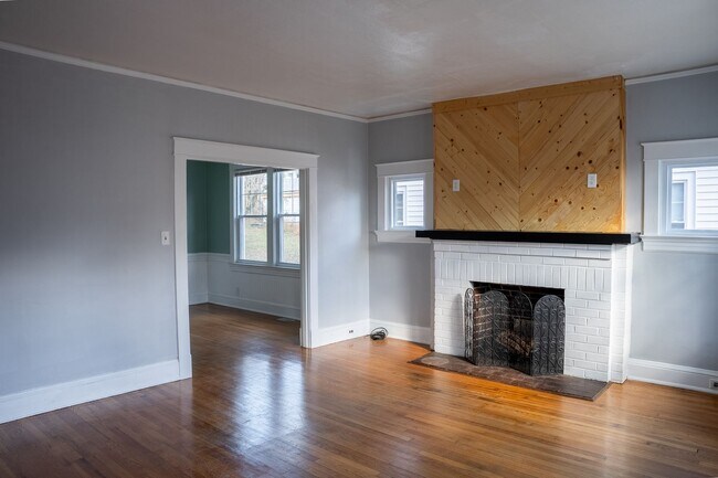 Building Photo - 210 Warren Ave