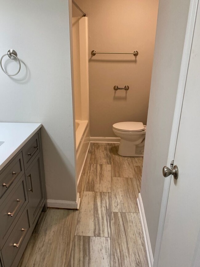 Building Photo - Updated townhouse close to lake