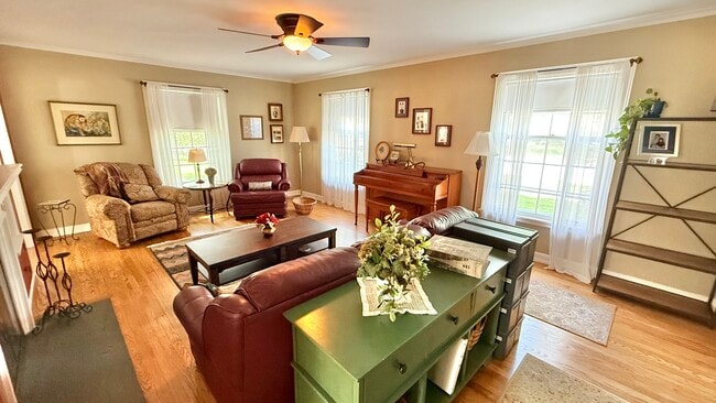 LIVING RM - 6909 W Lloyd St