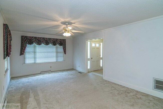 Building Photo - WONDERFUL BRICK HOME IN FREMONT *EASY ACCE...