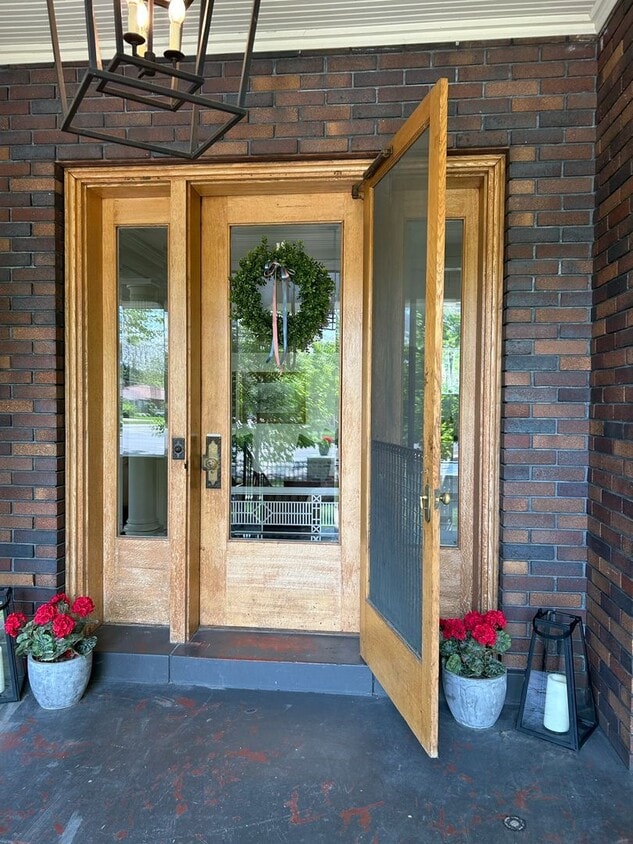 Primary Photo - 6 Bed/2.5 Bathroom house in Provo!