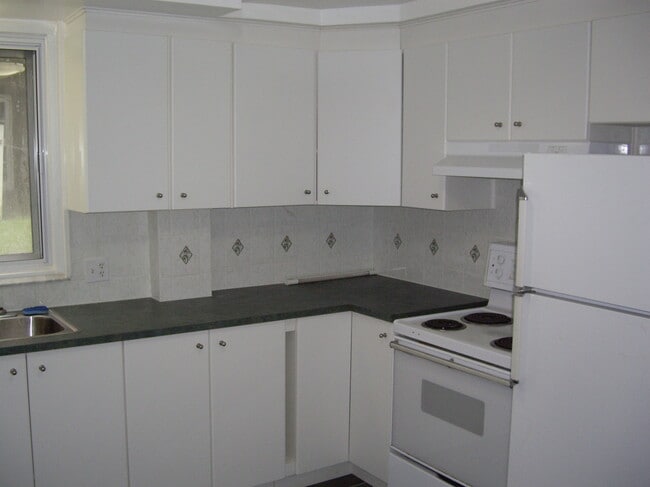 Photo du bâtiment - 6245 Av Lennox