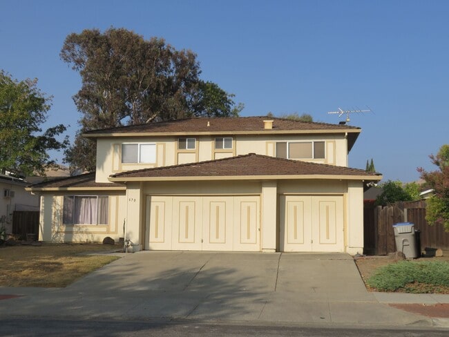 Building Photo - 670 High Glen Dr