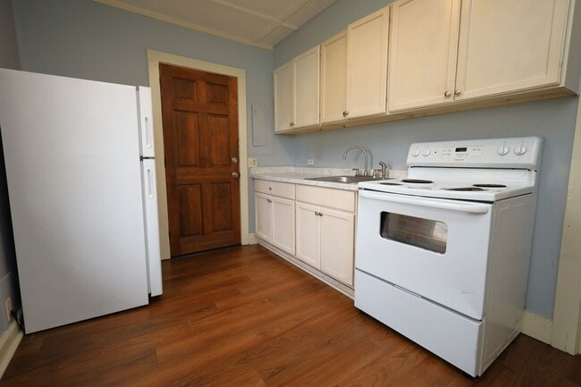 Building Photo - 300 E 6th St