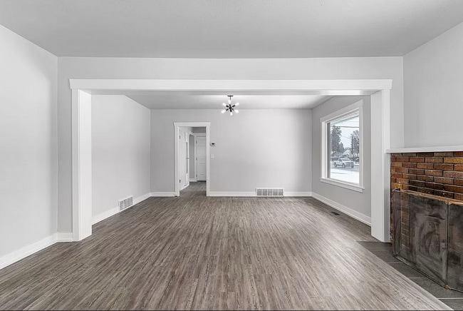 Main living room - 919 E Everett Ave