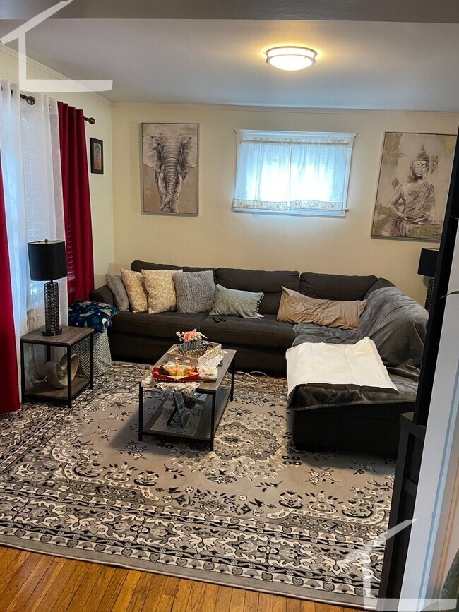 Building Photo - Nicely updated, pet friendly 2 bed with in...