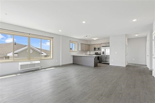 Building Photo - 576 56th St