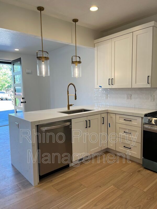 Foto principal - 4634 Locust Ln E