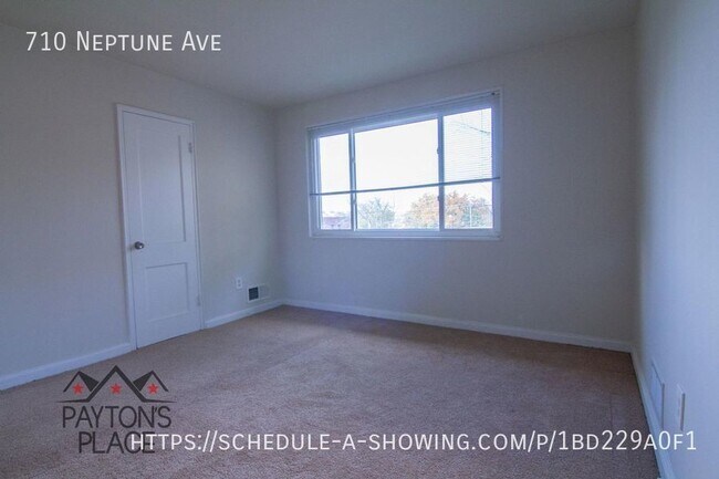 Foto del edificio - Spacious Townhome with full basement and b...