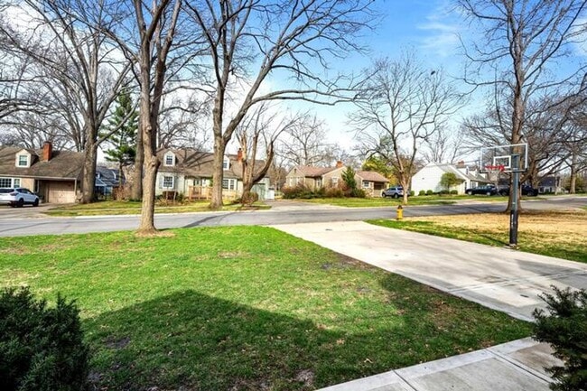 Foto del edificio - Stunning 3BR 3BA Fully Furnished Home w/ Granite Kitchen + Patio & Fenced Yard in Prairie Village