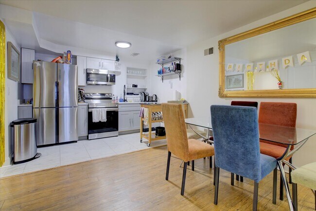 Foto del edificio - Charming 2 Bedroom 2 Bath Apartment in Was...
