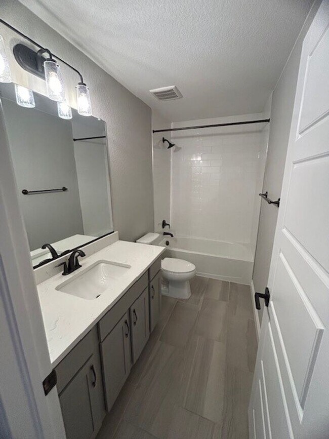 Building Photo - Newer! 2 Bed / 2.5 Bath Townhome Commerce ...