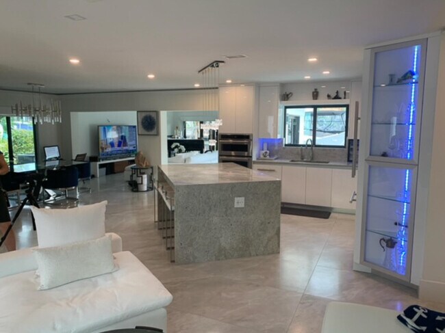 Foto del edificio - 730 NE 69th St