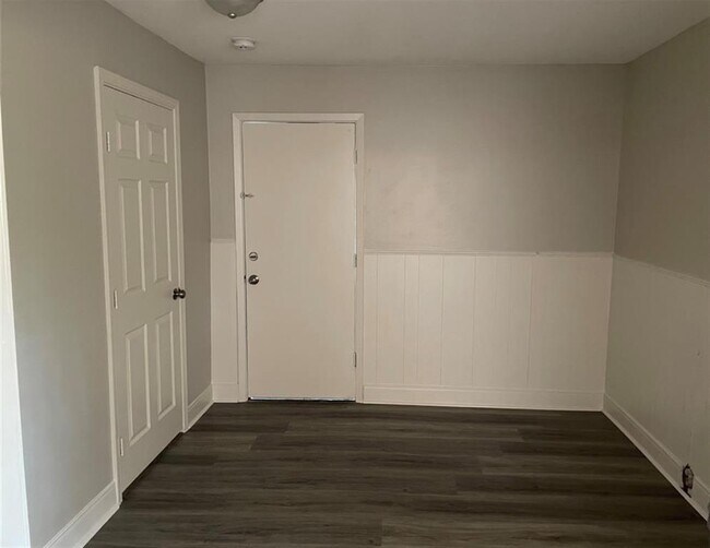 Foto del edificio - 9834 Denning Dr