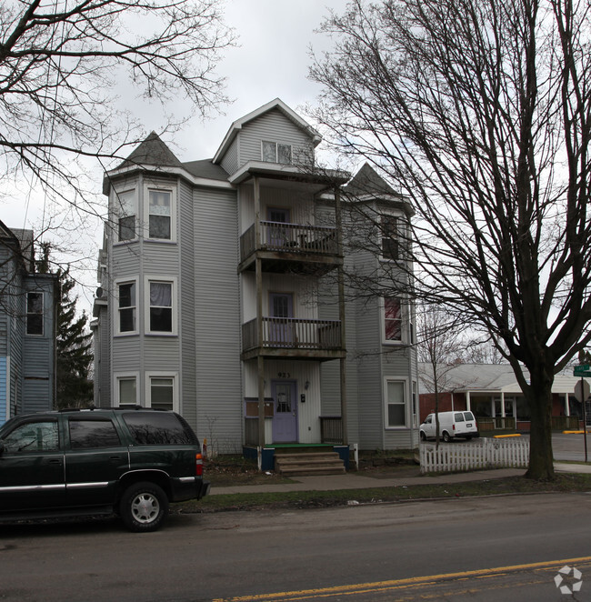 Building Photo - 923 Lake St