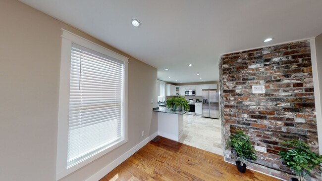 Building Photo - Renovated 6BR/4BA Cottage in Fort Sanders ...