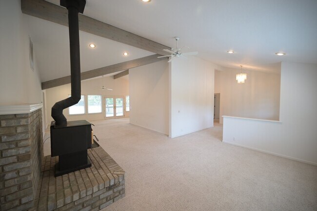 Building Photo - 3 bed 2.5 bath home in a private country s...
