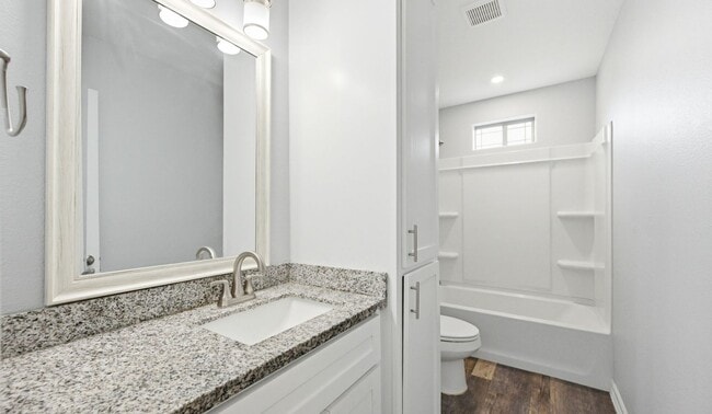 Building Photo - New Rental! Updated 3-bedroom/2 bath town home