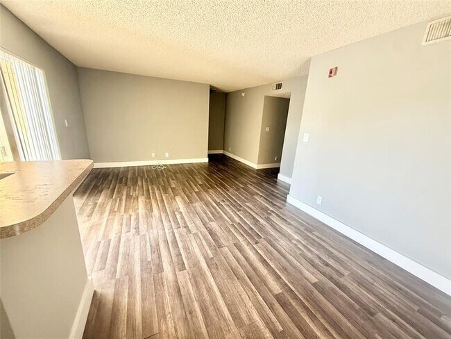 Foto del edificio - 7680 Westwood Dr