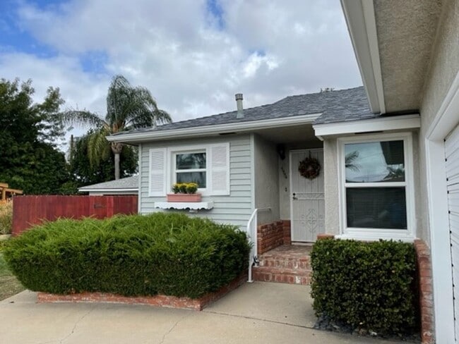 Building Photo - ** Beautiful 3 Bedroom, 2 Bathroom Single ...