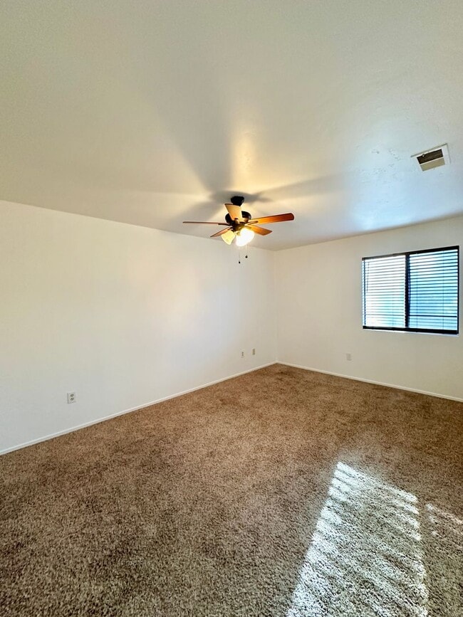 Foto del edificio - 2 Bedroom 1 Bathroom Condo Available