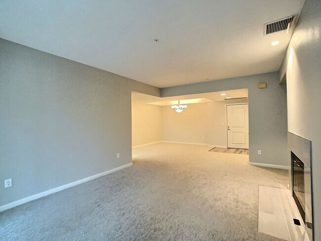 Foto del edificio - Huge 2 Bedroom/2 Bath Condo at Park Townsend in Downtown San Jose