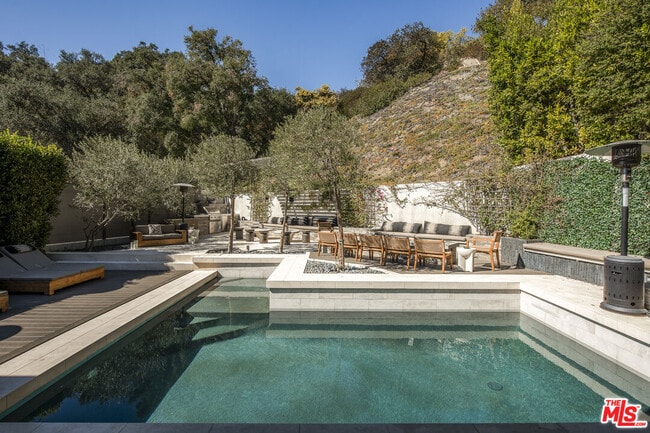 Foto del edificio - 8145 Willow Glen Rd
