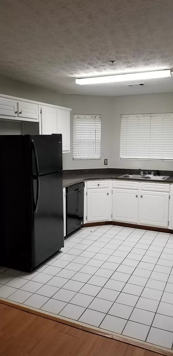 Building Photo - Spacious 3BR Townhome, Total Electric