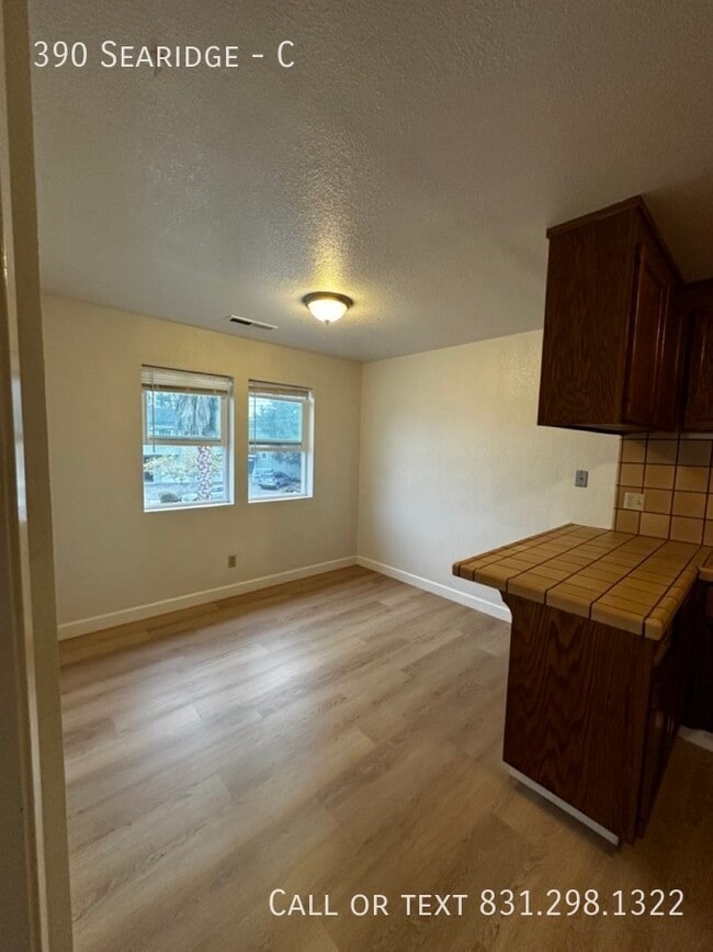 Building Photo - 390 Searidge-C