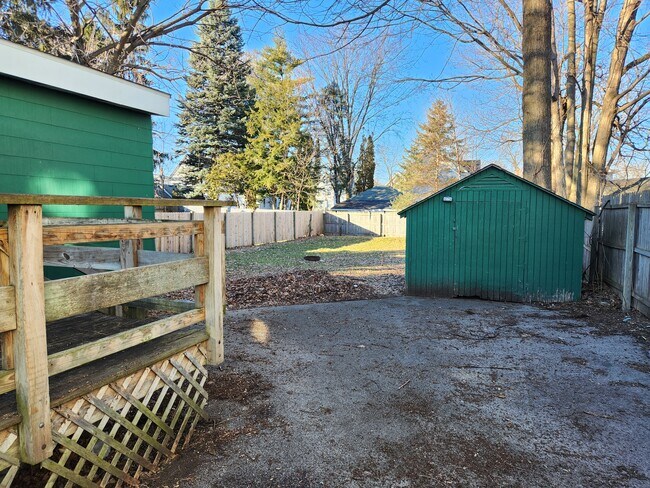 Building Photo - 113 E Ellis St