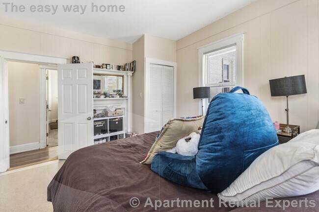 Building Photo - 175 River St