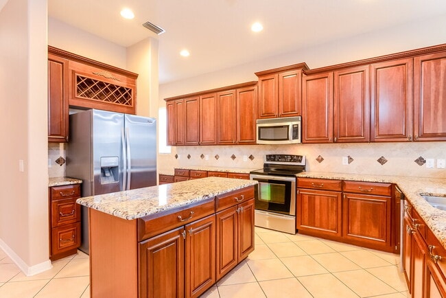 Building Photo - 2302 Fountain Grass Dr