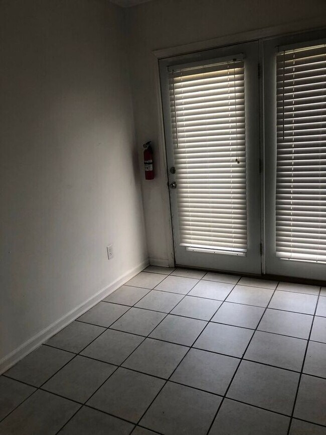 Foto del edificio - Woodbridge Townhomes ~ 2109-J Grand Prix D...