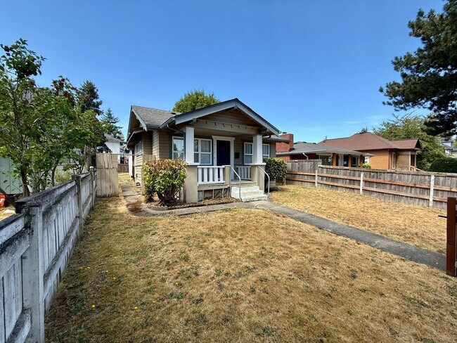 Foto del edificio - Charming Renovated Cottage with Spacious Y...