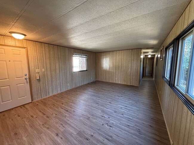 Building Photo - Affordable & Ideally Located 2 Bed 2 Bath ...