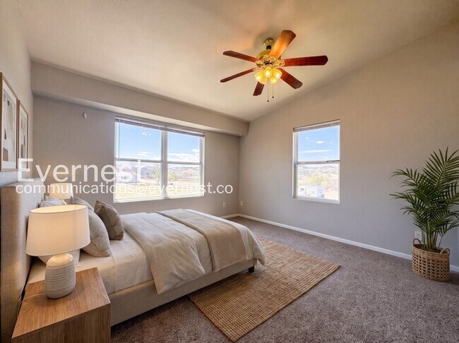Building Photo - 2 Bed/1.5 Bath Townhome with Fenced Yard & Carport / Available Soon!