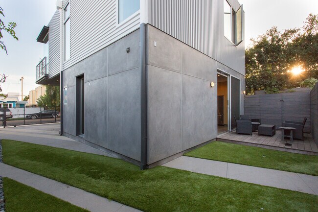 Building Photo - 709 Flower Ave