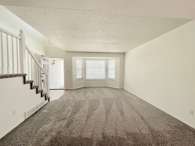 Foto del edificio - Two Story 4 Bed/2.5 Bath Home in Walking Distance to Cottonwood Park