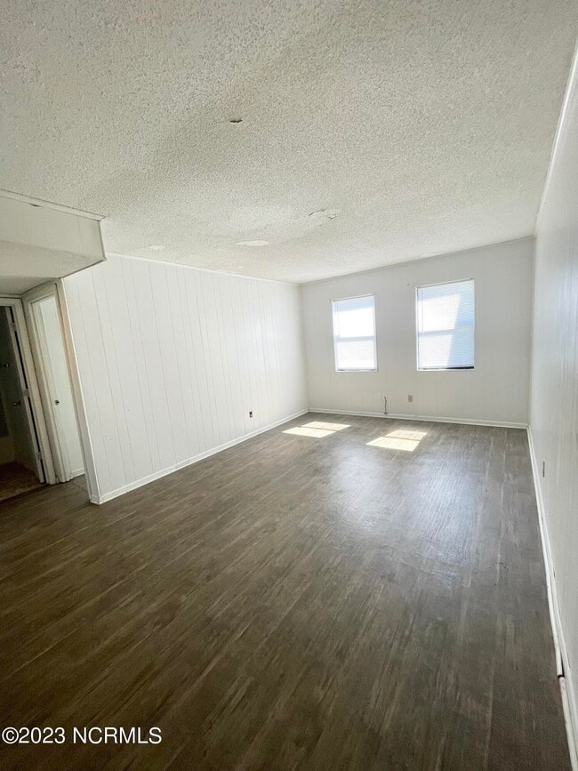 Building Photo - 102 Ravenwood Dr