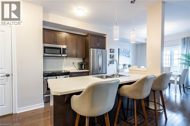 Building Photo - 215 Dundas St E