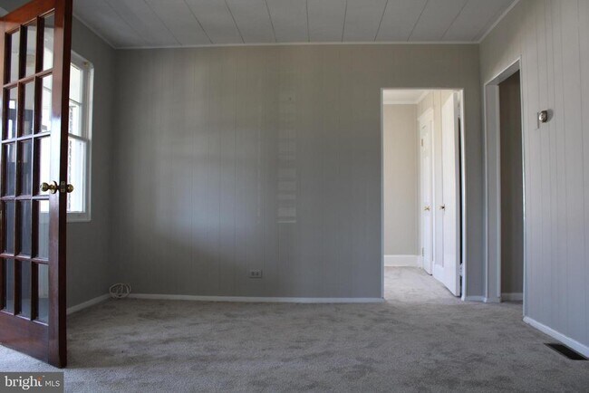 Building Photo - 17 E Lake Dr