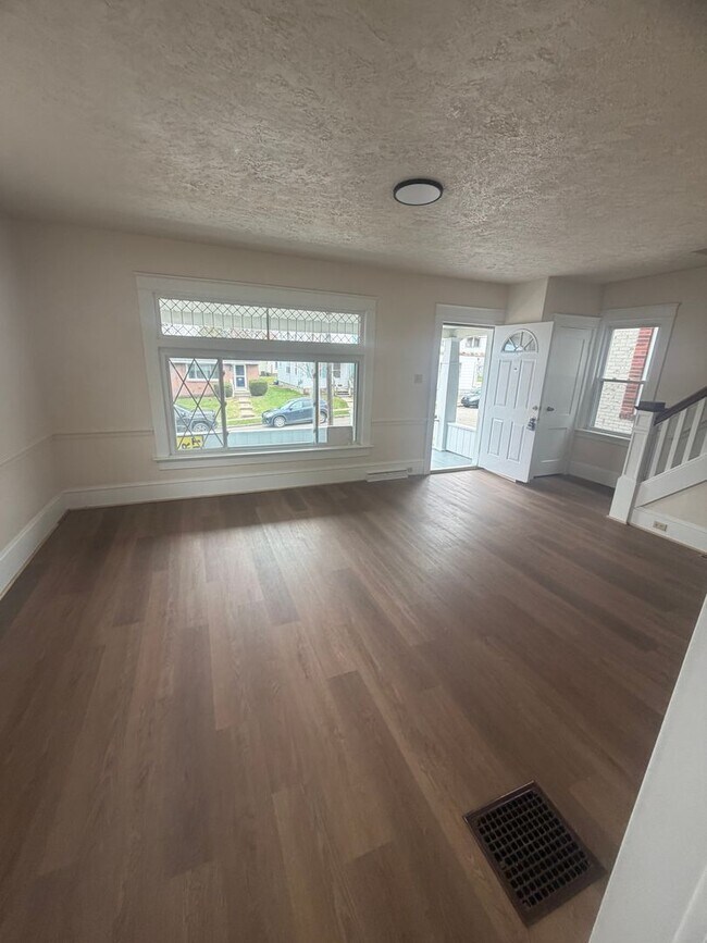 Foto del edificio - 3 Bed 1 Bath with 2 car garage