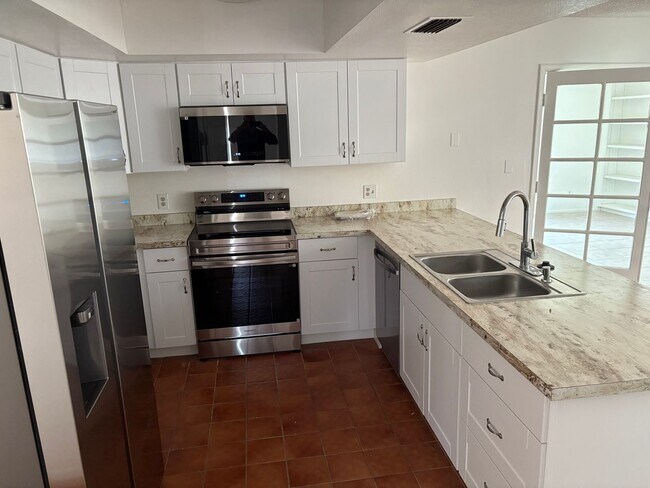 Building Photo - 923 W Posada Ave