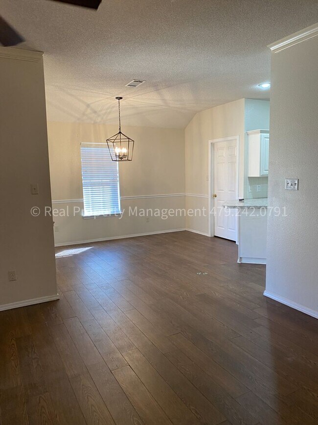 Building Photo - RENT READY! Great house!! 3 bed 2 bath 2 c...