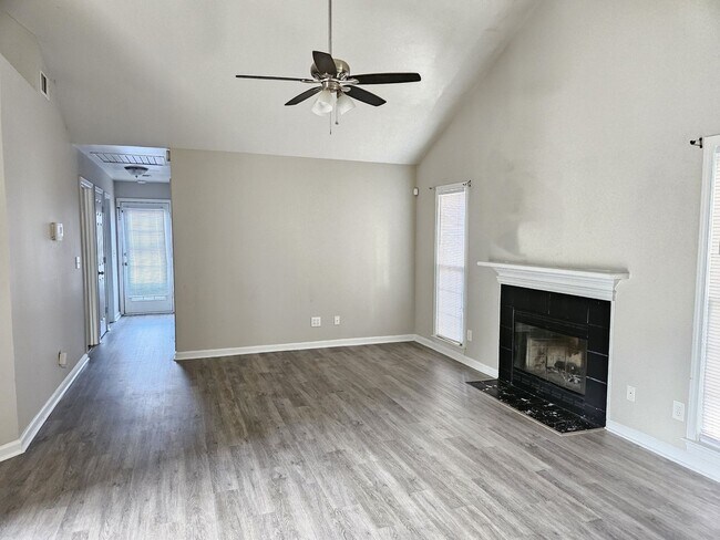 Building Photo - Updated 3BR/2BA