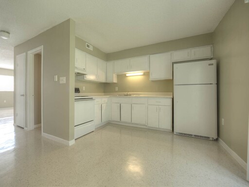 Building Photo - 14341 Lucerne Dr