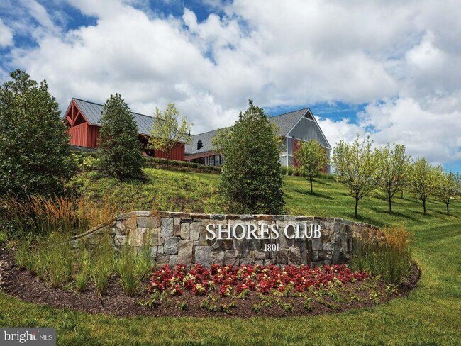Foto del edificio - 2126 Hemlock Bay Rd