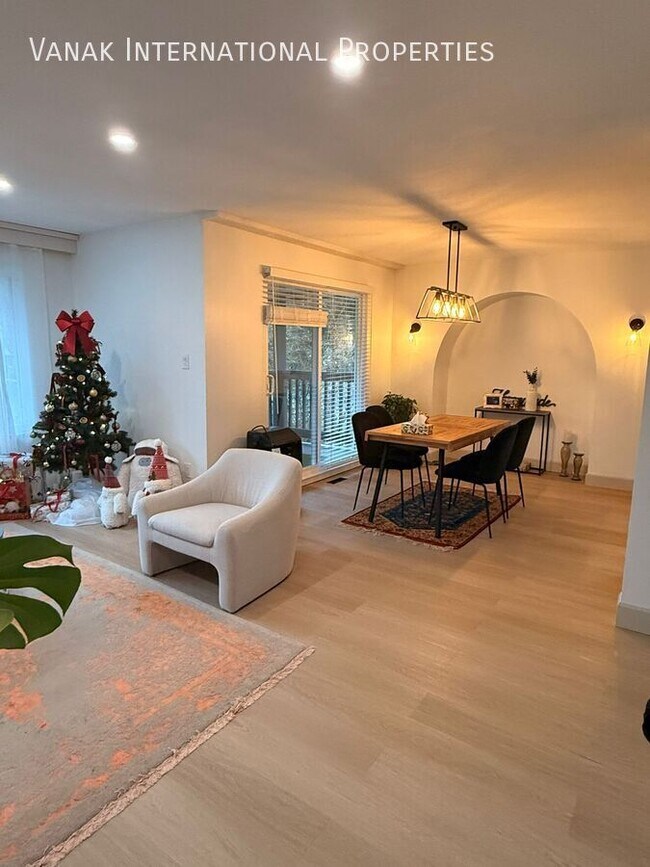 Photo du bâtiment - Fully Renovated 2 Bed ? 2 Bath Upper Suite